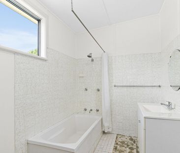 Charming 3-Bedroom Home with Spacious Backyard - Photo 4