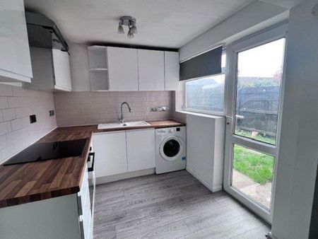 3 bedroom semi-detached house to rent - Photo 3