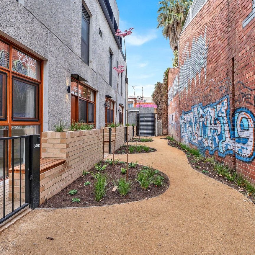 Sleek, Sustainable 1-Bedroom Townhouse in North Melbourne - Photo 1