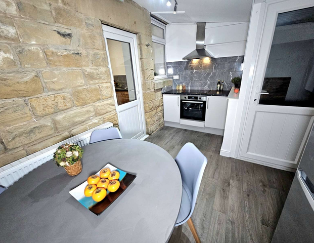 School Street Room 5 - Photo 1