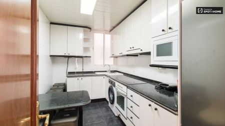 Room in a shared 6-bedroom apartment for rent in El Putget i Farró, professionals and students only - Photo 2