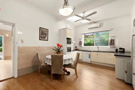 Contemporary Comfort and Convenience in One - Photo 3