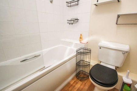 Oldwood Place, Livingston, EH54 - Photo 2