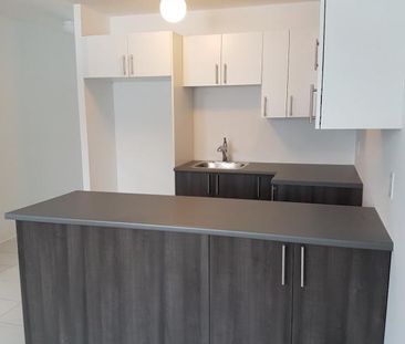 Perle Rare à Saint Lambert - Grand 3 1/2 Renové, entouré d'arbres e... - Photo 2