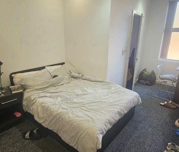 2 Bed - Flat 2, 24 Kensington Terrace, Hyde Park, Leeds - LS6 1BE - Student - Photo 2