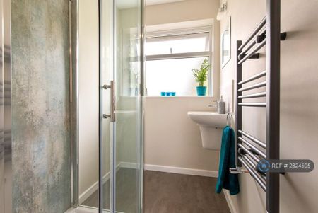 1 bedroom in a house share to rent - Photo 2