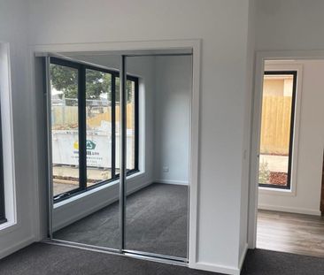 Near new townhouse in central location! - Photo 5