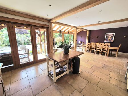 Available to let on both LONG and SHORT let basis this beautiful and spacious detached family home converted from a former Victorian coach house and stables. - Photo 4