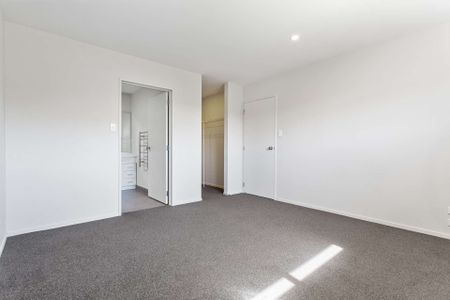 Takanini, 4 bedrooms - Photo 2