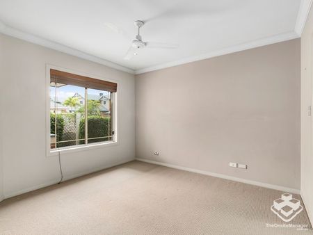 CENTRAL LOCATION - SPACIOUS 4 BEDROOMS TOWNHOUSE - Photo 2