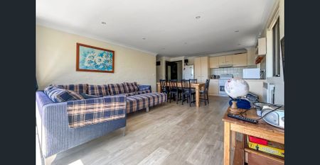 4 Bedroom- 2 bathroom Unit Fully Furnished 12 Month lease - Photo 2