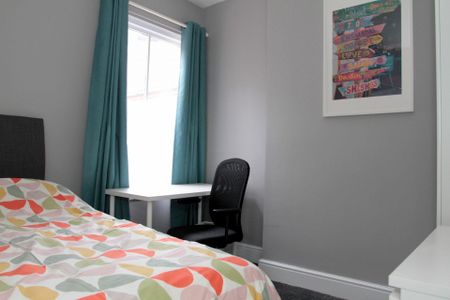 College Avenue (4 bed) - Photo 3