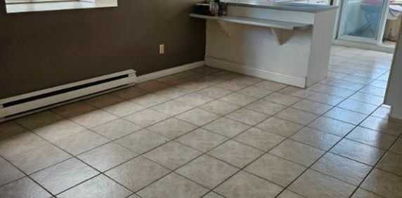 Un grand lumineux 4 1/2 sur un triplex à louer - Photo 2