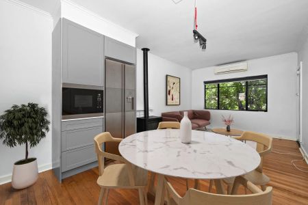 Beautifully Renovated Art Deco Apartment in Prime Location! - Photo 4