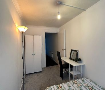 Room in a Shared House, Willow Tree Close, SW18 - Photo 1