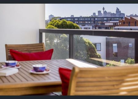 NEWLY RENOVATED ONE BEDROOM APARTMENT WITH CAR SPACE - Photo 5