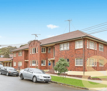 Spacious Art Deco Apartment in Prime Kensington Location - Photo 6