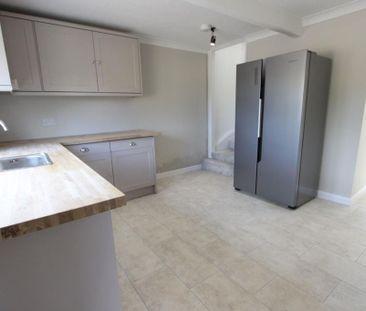4 bedroom end of terrace house to rent - Photo 2