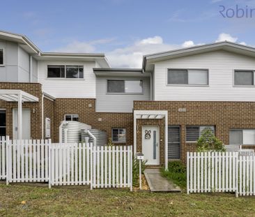 Spacious three bedroom air conditioned townhouse with single garage - Photo 1