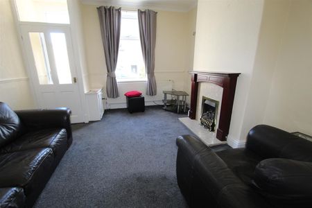 2 bed house to rent in Oak Street, Burnley, BB12 - Photo 2