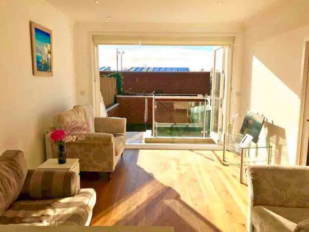 A purpose built 6 bedroom shared home Room 5 - Photo 5