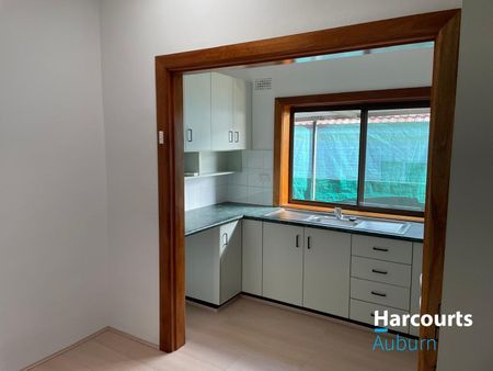 WELL-PRESENTED 3 BEDROOM HOUSE + 1 BEDROOM STUDIO - Photo 5