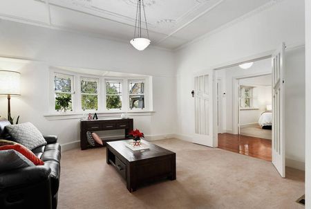 Place your family with perfect park-side poise - Photo 2