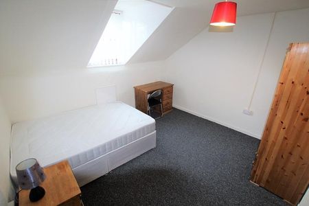 3 bedroom flat to rent - Photo 2