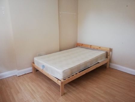 3 Bed Flat, Mundania Road, SE22 - Photo 2