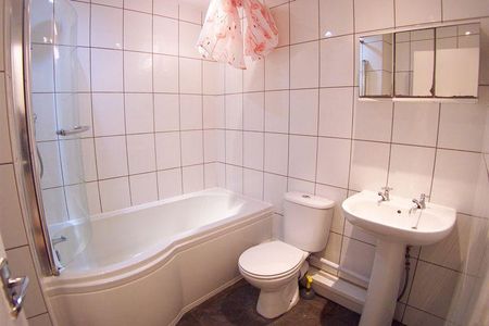 3 bedroom flat to rent - Photo 5