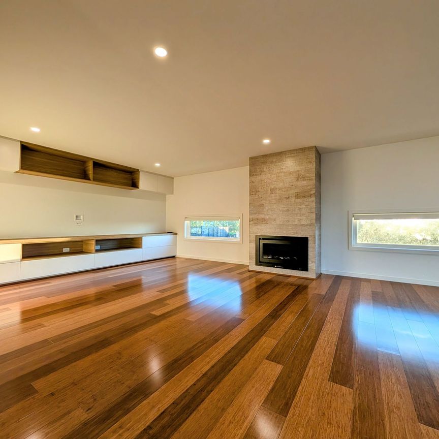 Premium Four-Bedroom Rental with Bay Glimpses! - Photo 1