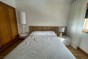 Apartamento T2 em empreendimento com piscina na Praia da Barra.