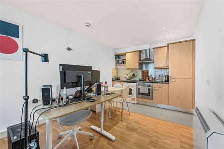 A duplex apartment in Wapping, near to St Katharine Docks, Aldgate and Tower Hill. - Photo 3