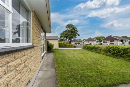 Lovely 3 bedroom family home – pet friendly! - Photo 2