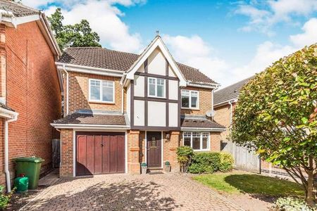 Queens Ride, Crowthorne, RG45 - Photo 2