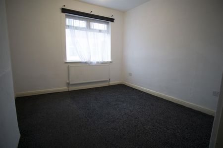 3 Bed House to Let on Calverley Street, Preston - Photo 2