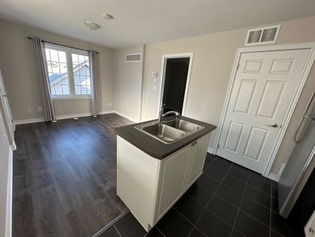 For Lease - 21 Duncan Road Unit# Coach, Markham, Ontario - Photo 5