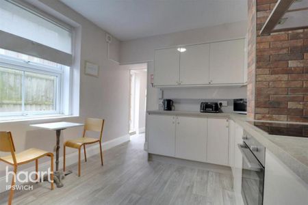 1 bedroom in a house share to rent - Photo 5