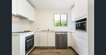 Beautifully Renovated Three Bedroom Townhouse - Photo 5