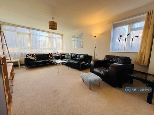 1 bedroom in a flat share to rent - Photo 1