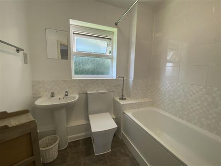 Adrian Close, HEMEL HEMPSTEAD - Photo 5