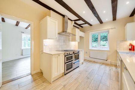 A charming detached country lodge house with large gardens. - Photo 5