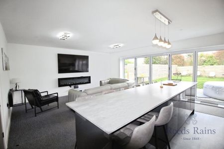 4 bedroom detached house to rent - Photo 2