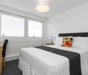 3 bedroom flat to rent - Photo 4