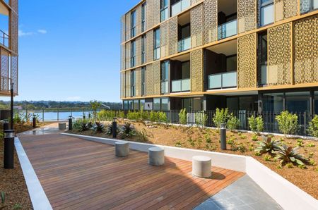 Nearly Brand New 2 Bedroom Apartment with water view - To be the first Inspection! - Photo 4