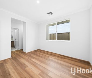 Large home with Theatre in Yanchep - Photo 2