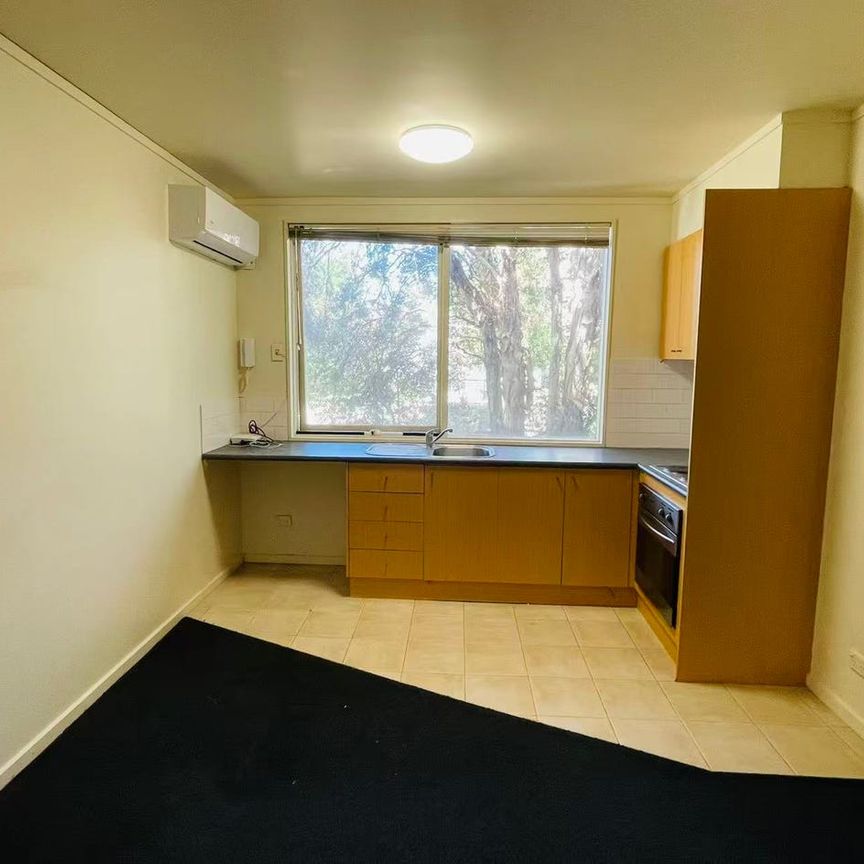 Convenient and Modern Apartment with A New Reverse Cycle Air Conditioning - Photo 1