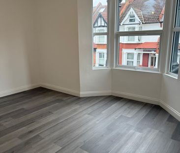 Room in a Shared House, Valnay Street, SW17 - Photo 1