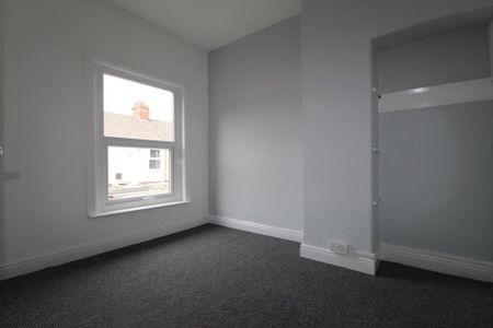 2 bedroom end of terrace house to rent - Photo 4