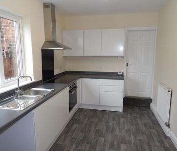 3 bedroom terraced house to rent - Photo 3
